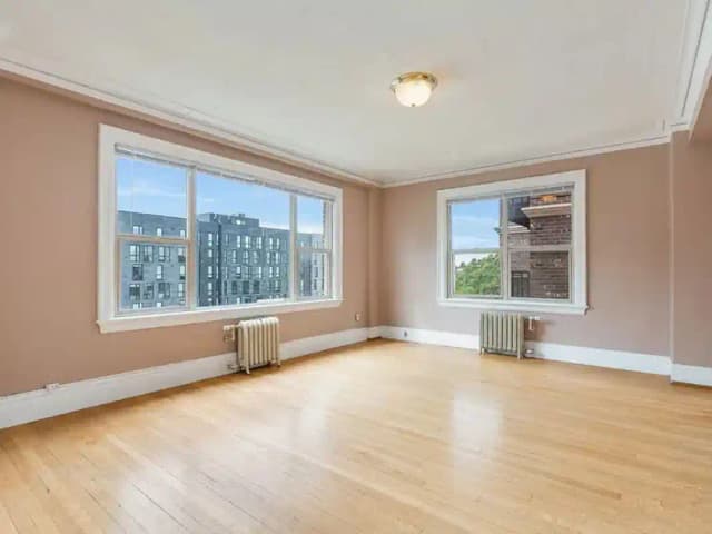 1 Bed, 1 Bath Den Renovated main photo