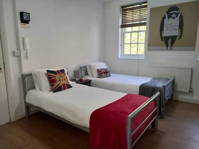 Twin with En-suite main photo