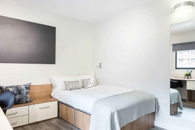 Silver Ensuite Mid Level main photo
