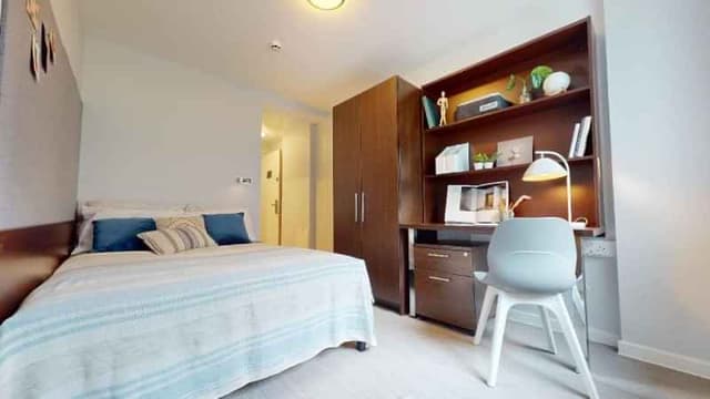 Silver En Suite Plus main photo