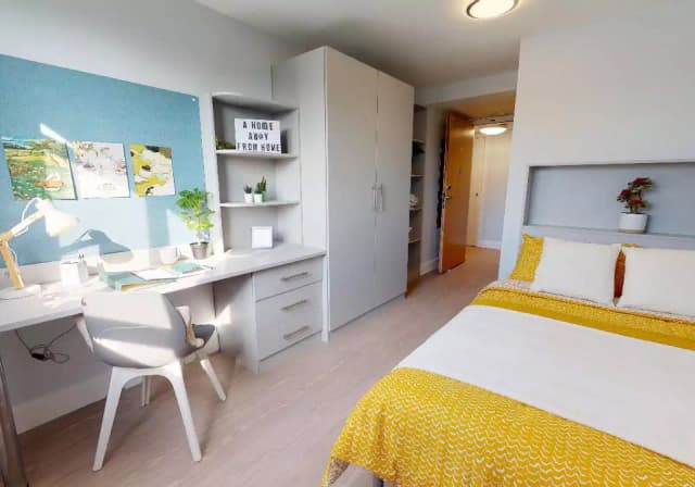 Silver En Suite Plus main photo