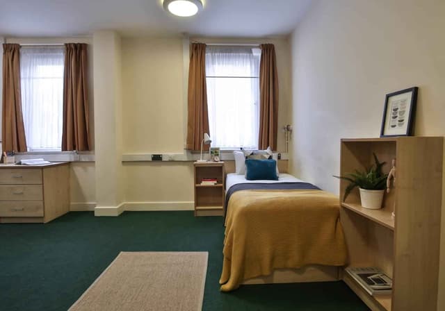 Gold En Suite DDA main photo