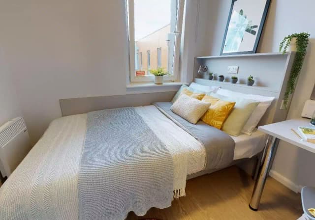 Silver En Suite Plus main photo