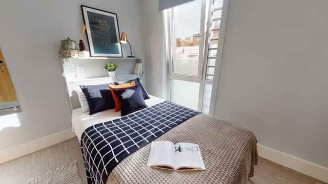 Silver En Suite main photo