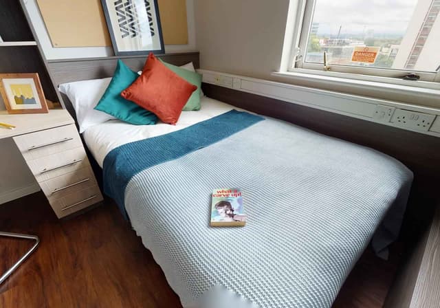 Silver En Suite Plus main photo