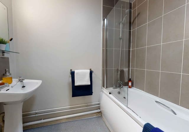 Bronze 3 Bed Apartment Plus main photo