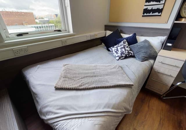 Bronze En Suite Plus main photo