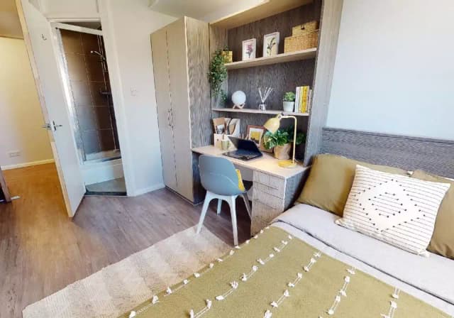 Bronze En Suite main photo