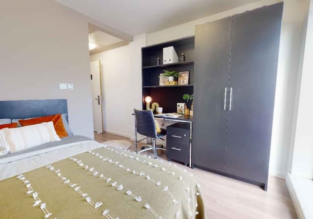 Silver En Suite Plus main photo