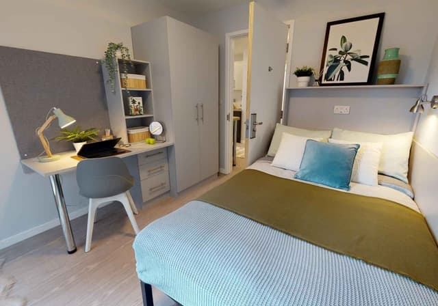 Silver 2 Bed Apt Plus main photo