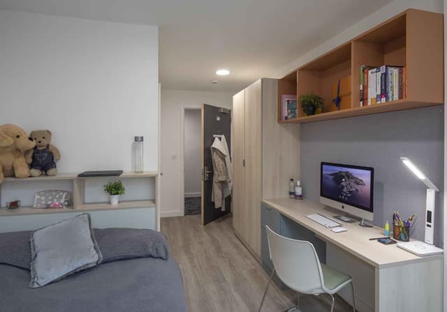 Classic 5 6 7 Bed Ensuite main photo