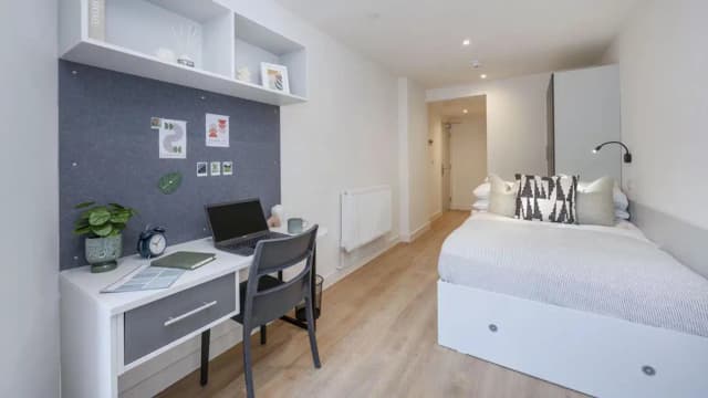 Deluxe Ensuite main photo