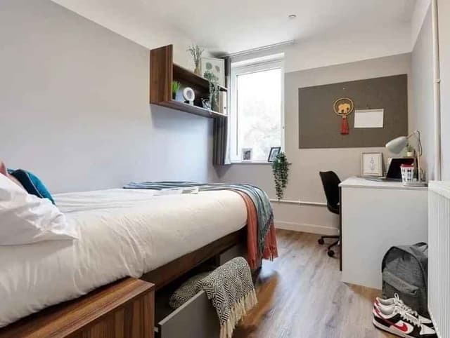 Bronze Ensuite main photo