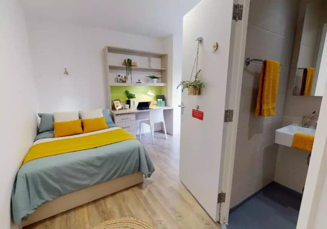 Silver En Suite main photo