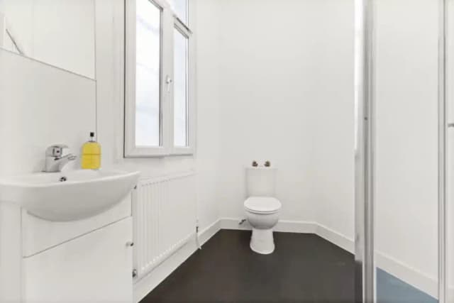 Silver Ensuite main photo