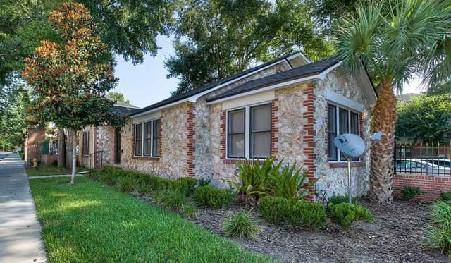Room in 6 Bedroom 3 Bathroom | 703 House main photo