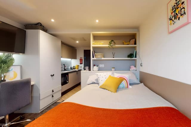 3 Bed Apartment Mid Level main photo