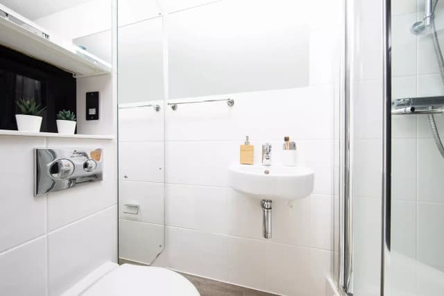 Gold Ensuite main photo