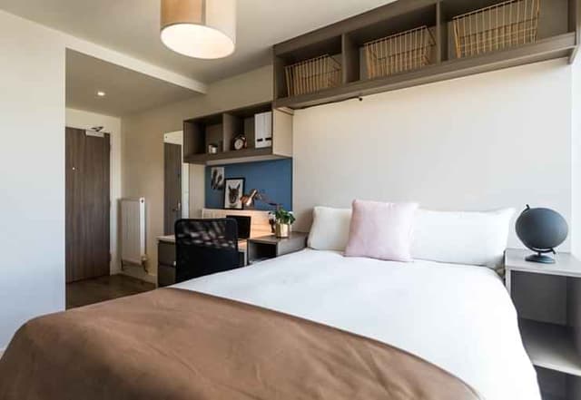 Silver Ensuite main photo