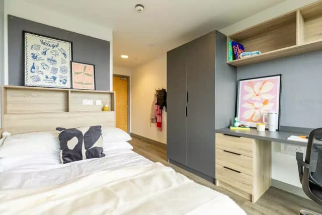 Standard Ensuite main photo