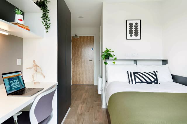 Basic En-suite main photo