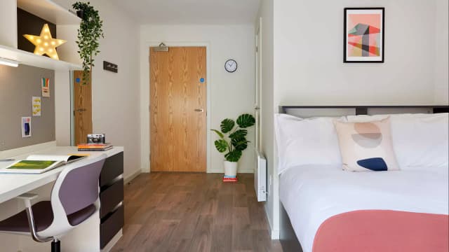 Gold Ensuite main photo