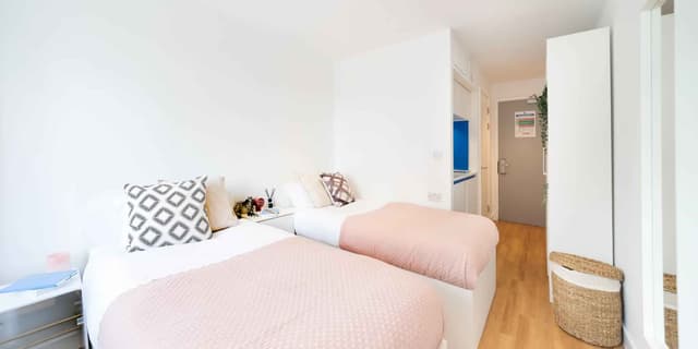 Silver Twin Ensuite Shared Mid Level main photo