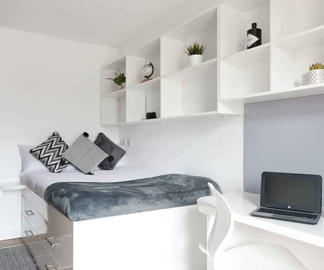 Premier Ensuite in a 13 bed apartment main photo