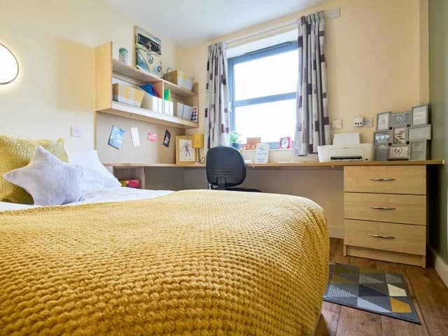 Gold En Suite main photo