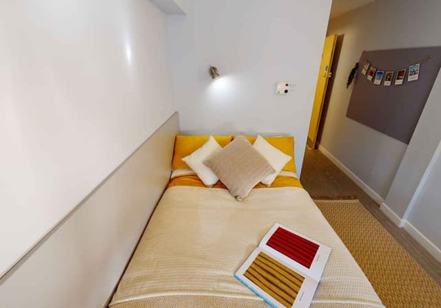 Gold En Suite main photo