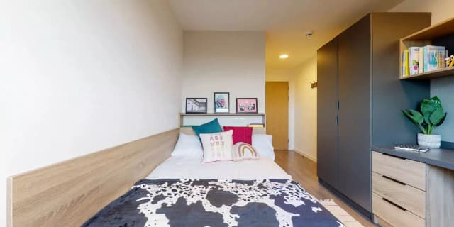 Ensuite Silver Upper Level main photo