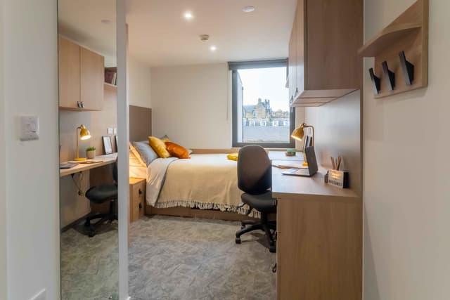 Silver En Suite main photo