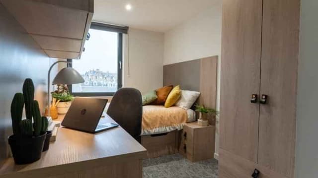 Bronze En suite main photo