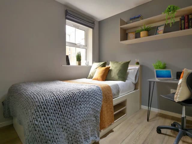 Classic 4 Bed Apartment main photo