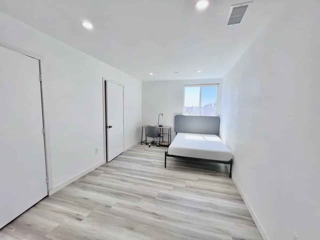 Room in 18 Bedroom 18 Bathroom main photo