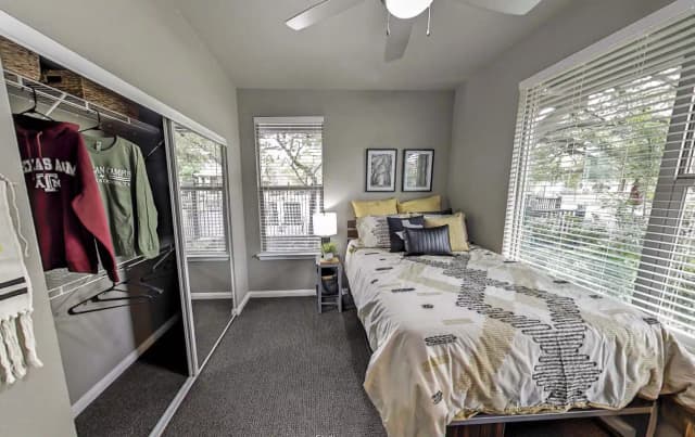 Room in 4 Bed - 4 Bath main photo