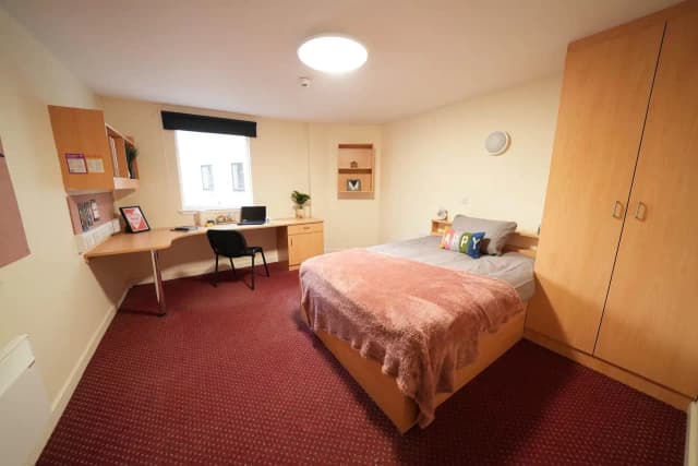 Large Double Ensuite (within a 5 Bed Flat) main photo