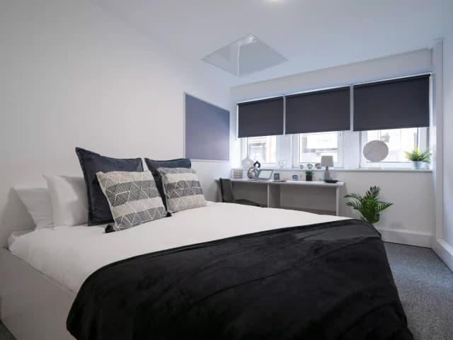 Silver Ensuite main photo