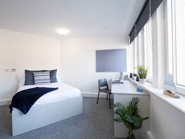 Gold Ensuite main photo