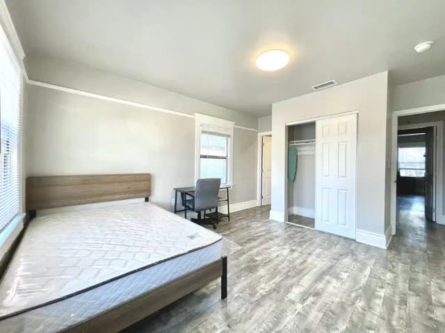 Room in 5 Bedroom 5 Bathroom main photo