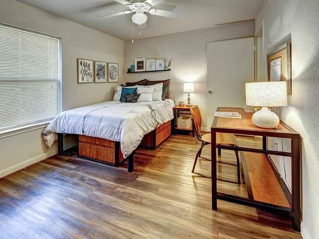 Room in 2 Bed - 2 Bath A main photo