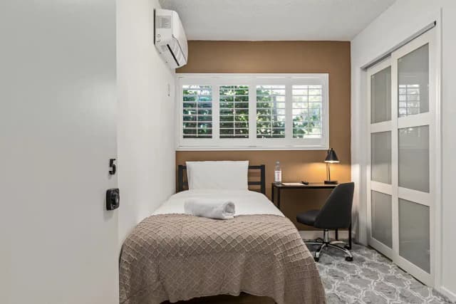 Single Room with a Common Bathroom in a 6 Bedroom Apartment main photo