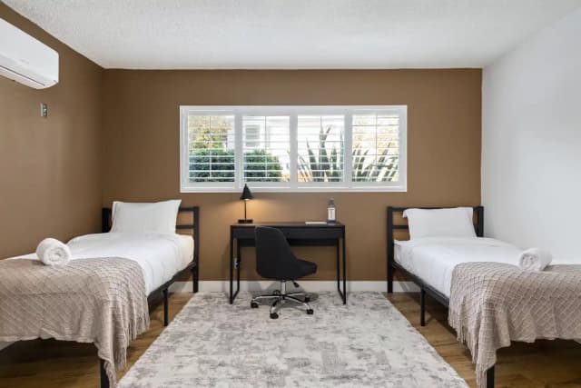 Twin/Shared Room with a Common Bathroom in a 6 Bedroom Apartment main photo