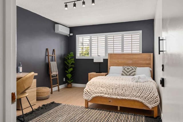 Single Room with a Common Bathroom main photo