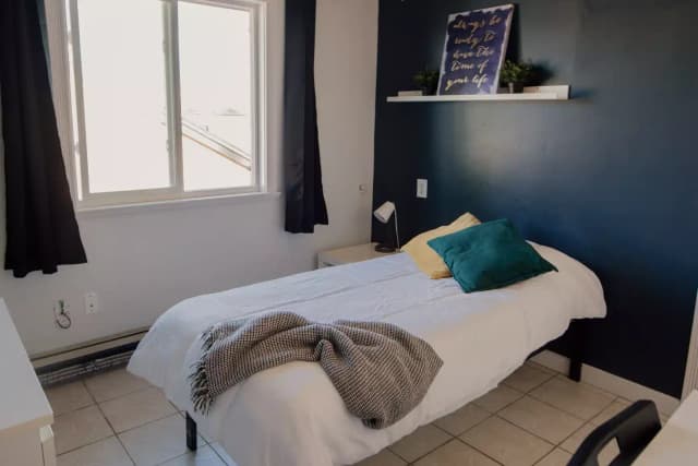 Duncan Room (1 Bed 1 Bath) main photo