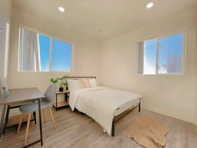 Room in 7 Bedroom 6 Bathroom main photo