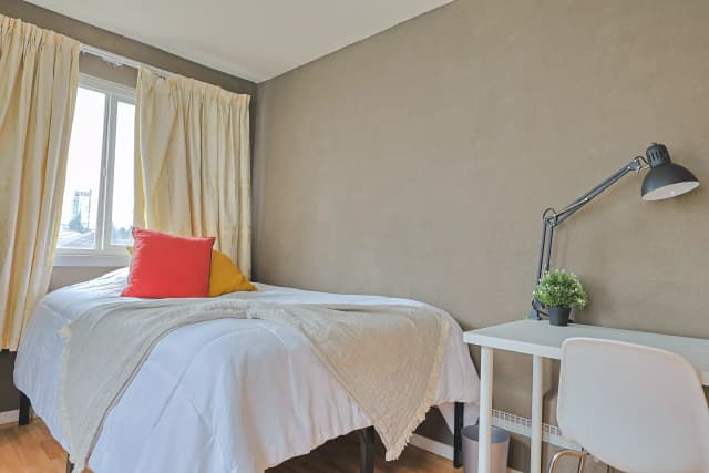 Edmonton Room (7 Bed 4 Bath) main photo