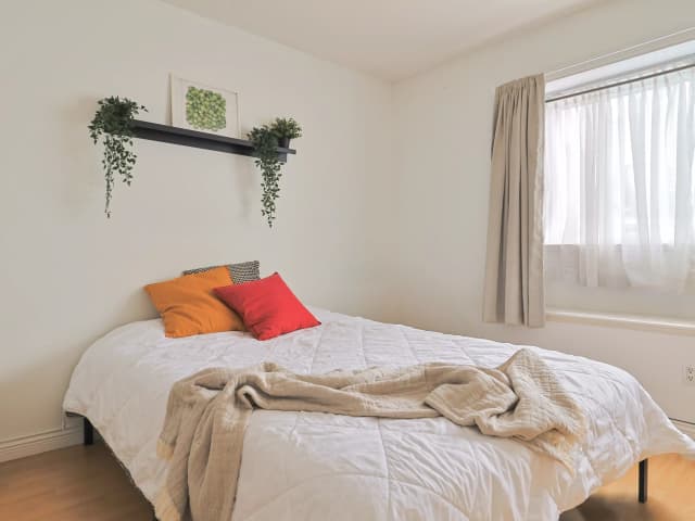 Toronto Room (7 Bed 4 Bath) main photo
