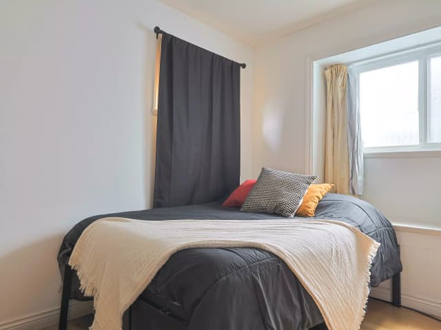 Victoria Room (1 Bed 1 Bath) main photo