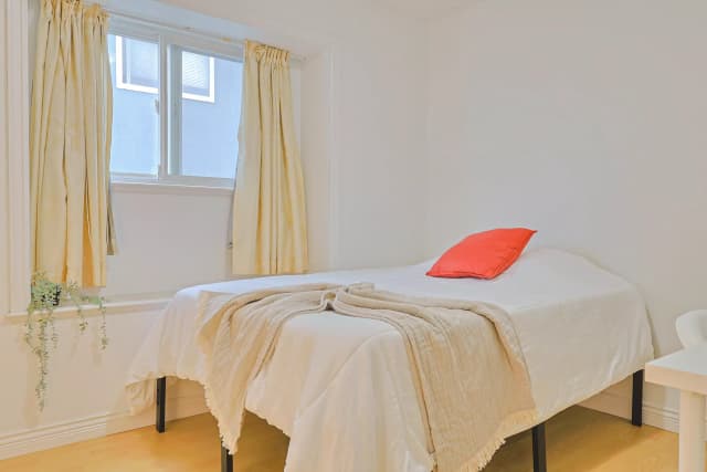 Calgary Room (1 Bed 1 Bath) main photo